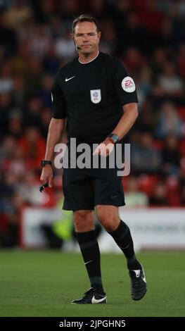 Sheffield, Regno Unito. 17th ago, 2022. L'arbitro James Linington durante la partita del campionato Sky Bet a Bramall Lane, Sheffield. Il credito per le immagini dovrebbe essere: Simon Bellis/Sportimage Credit: Sportimage/Alamy Live News Foto Stock