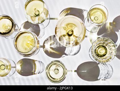estate, ombra, bicchiere, vino bianco, estati, ombre, bicchieri, vetri frantumati, vini bianchi Foto Stock
