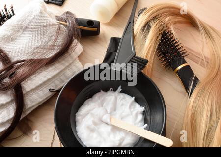 Particolare di set di prodotti per il trattamento dei capelli su tavolo in legno. Vista dall'alto. Composizione orizzontale. Foto Stock