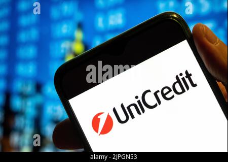 In questa foto viene visualizzato il logo UniCredit, società italiana di servizi bancari e finanziari, sullo schermo di uno smartphone. Foto Stock