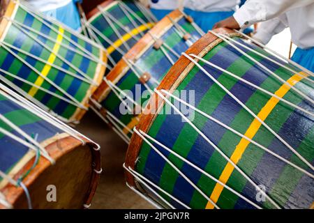 particolare degli strumenti percussivi caratteristici della festa del rosario Foto Stock