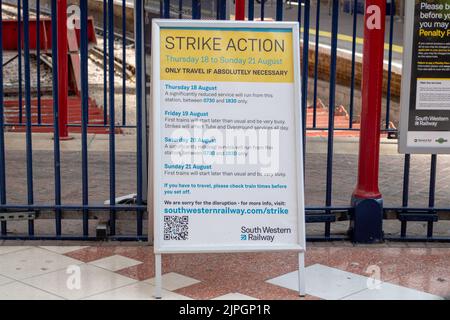 Windsor, Berkshire, Regno Unito. 18th agosto, 2022. Un altro attacco ferroviario nazionale sta avvenendo oggi in una disputa sulla retribuzione. Era molto tranquillo al Windsor e alla stazione di Eton Riverside dato che molte persone hanno deciso di lavorare da casa. I treni del Sud-Ovest, tuttavia, erano ancora in servizio da e per Waterloo. Credit: Maureen McLean/Alamy Live News Foto Stock