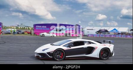 Farnborough, Hants, Regno Unito. 18th ago, 2022. Lamborghini Aventador attraversa l'arena Cinch al British Motor Show 2022, che si tiene sul sito del famoso Farnborough Airshow Credit: Motofoto/Alamy Live News Foto Stock