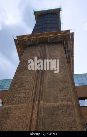 Vista sulla torre principale in mattoni a vista, con impalcature, in fase di ristrutturazione. Al Tate Modern Museum di Londra, Regno Unito. Foto Stock