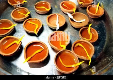 Le tradizionali lampade in argilla diya accese durante la celebrazione diwali Foto Stock