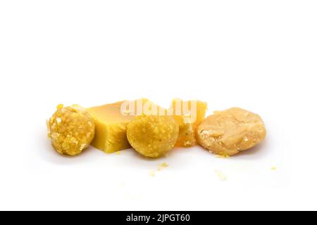 Dolce fresco indiano comprende laddu, maisur parco, pathusa, Halwa per la celebrazione diwali. Dolce festa indain Foto Stock