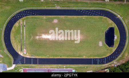 Una vista aerea di un campo sportivo con piste da corsa Foto Stock