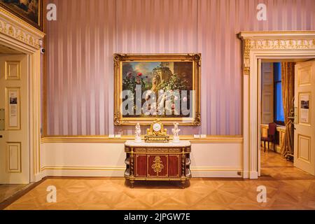 Un elegante sideboard sotto un dipinto con un cane da caccia e selvaggina, uccelli e coniglio. Al Wallace Collection Museum di Londra, Inghilterra, United Foto Stock