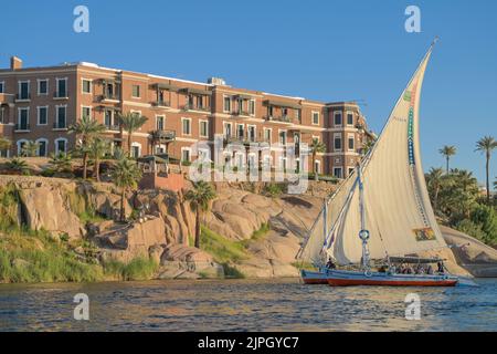 Ausflugboote auf dem Nil, Old Cataract Hotel, Assuan, Ägypten Foto Stock