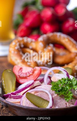 cucina bavarese, insalata di salsiccia, wurstsalat regensburger, cucina bavarese, cibo bavarese, insalate di salsiccia Foto Stock