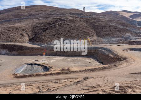 Vecchio headframe e sito di albero di salvataggio, # 3, e piano A, # 4, presso il sito di incidente della miniera di San Jose vicino a Copiapo, Cile nel 2010. Foto Stock