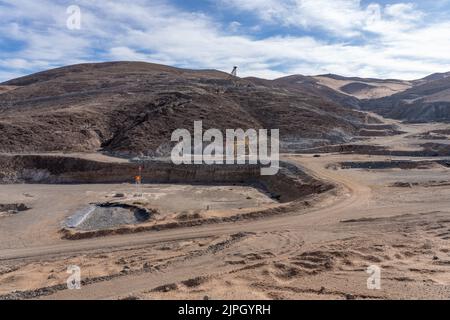 Vecchio headframe e sito di albero di salvataggio, # 3, e piano A, # 4, presso il sito di incidente della miniera di San Jose vicino a Copiapo, Cile nel 2010. Foto Stock