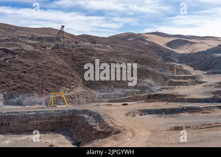 Vecchio headframe & luogo di albero di salvataggio, #3, & foro di comunicazione, #5. Sito di incidente della miniera di San Jose vicino a Copiapo, Cile nel 2010. Foto Stock