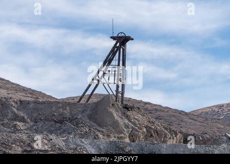 Vecchio telaio di legno al sito di incidente della miniera di San Jose vicino a Copiapo, Cile nel 2010. Foto Stock