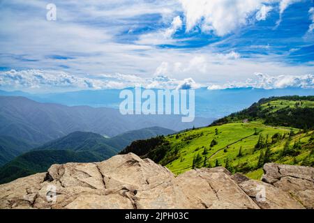 Vista sud-ovest da alcune scogliere rocciose degli altopiani di Utsukushigahara-Kogen nella prefettura di Nagano, Giappone. Questo scatto include le montagne i di Iriyamabe Foto Stock