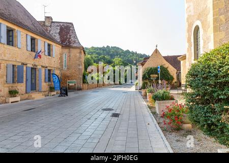 (C) Denis TRASFI / MAXPPP - à Tursac le 14-08-2022 - Rue principale Foto Stock