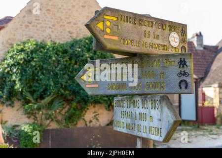 C) Denis TRASFI / MAXPPP - à Tursac le 14-08-2022 - Panneau en bois indiquant les randonnées prédestres, en vélo ou à cheval Foto Stock