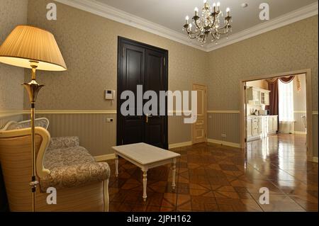 elegante camera spaziosa in una casa con soffitti alti e un bel pavimento. Foto Stock