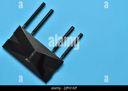 Stariy Oskol, Russia - 28 gennaio 2021: Router WiFi moderno tp-link con chip Intel all'interno su sfondo blu Foto Stock