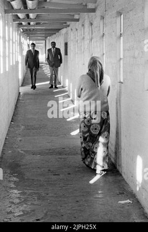 Rifugiati ugandesi asiatici nel campo di Plasterdown Dartmoor Devon corridoio del campo 1972 Foto Stock