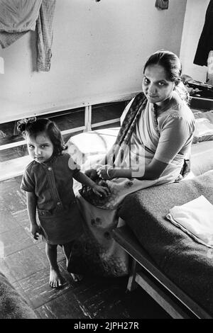 Rifugiati ugandesi asiatici a Plasterdown Camp Dartmoor Devon madre e figlia giovane 1972 Foto Stock