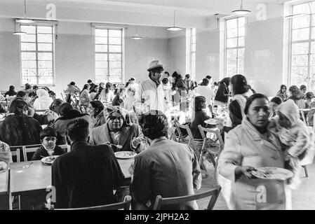 Rifugiati ugandesi asiatici nella sala da pranzo Stradenshall Camp Suffolk 1972 Foto Stock