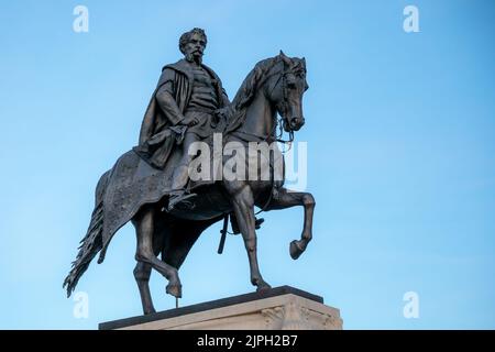 Un primo piano del monumento al conte Gyula Andrassy nel Parlamento ungherese a Budapest, Ungheria Foto Stock