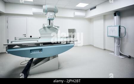 Sala raggi X con moderna macchina a raggi X in ospedale. Sala di imaging radiografico, reparto di radiologia Foto Stock