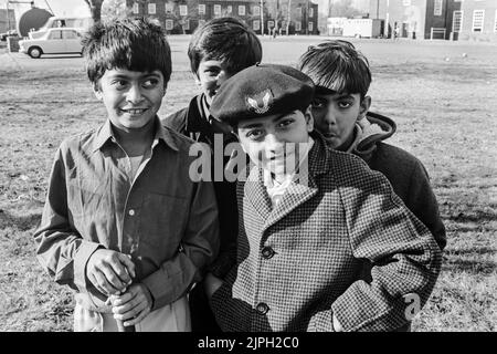 Rifugiati ugandesi asiatici al campo Stradenshall Suffolk ragazzi 1972 Foto Stock