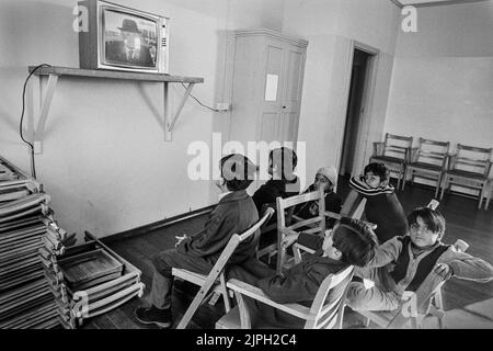 Rifugiati ugandesi asiatici al campo Stradenshall Suffolk giovani ragazzi che guardano la televisione 1972 Foto Stock