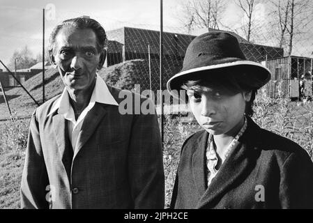 Rifugiati ugandesi asiatici a Stradenshall Camp Suffolk uomo e ragazzo più anziano 1972 Foto Stock