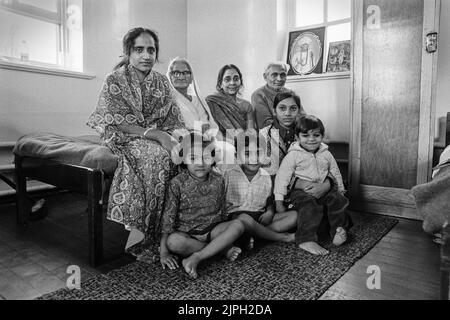 Rifugiati ugandesi asiatici a Stradenshall Camp Suffolk gruppo di famiglia nella loro stanza 1972 Foto Stock