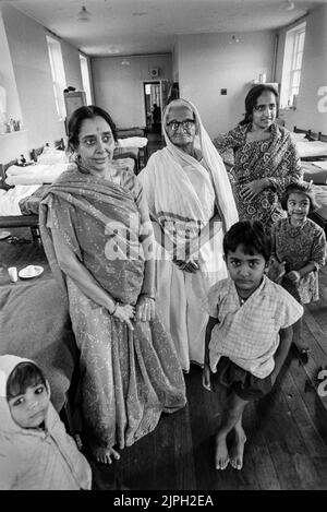 Rifugiati ugandesi asiatici a Stradenshall Camp Suffolk gruppo di famiglia nella loro stanza 1972 Foto Stock