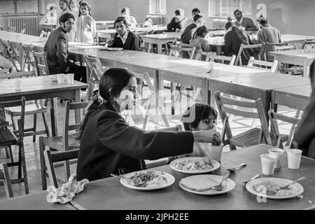 Rifugiati ugandesi asiatici nella mensa del campo Stradenshall Suffolk 1972 Foto Stock