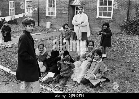 Rifugiati ugandesi asiatici nel gruppo familiare Stradenshall Camp Suffolk 1972 Foto Stock
