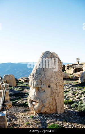 Teste delle statue su Nemrut Dag al tramonto. Concetto di viaggio foto. Adiyaman, montagna di Nemrut, Turchia Foto Stock