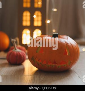 halloween e autunno composizione accogliente con zucche, decorazione casa ottobre Foto Stock