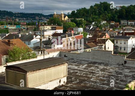 Un'immagine grandangolare di un'area di Millvale Pittsburgh con chiesa sullo sfondo Foto Stock