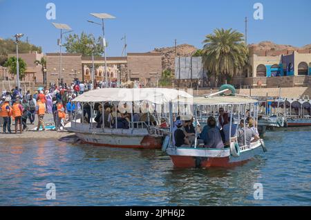 Ausflugsboote mit Touristen, Abfahrt zur Insel Philae, Assuan, Ägypten Foto Stock