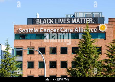 Seattle - 14 agosto 2022; Seattle Cancer Care Alliance with Large Black Lives Matter banner altamente visibile sulla costruzione Foto Stock