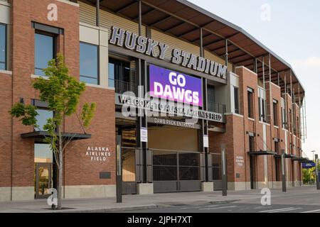 Seattle - 14 agosto 2022; University of Washington Husky Stadium con cartello Go Dawgs e benvenuto all'Alaska Airlines Field Foto Stock