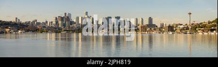 Seattle - 14 agosto 2022; vista panoramica dello skyline di Seattle in un primo tempo con riflessioni sul lago Union Foto Stock