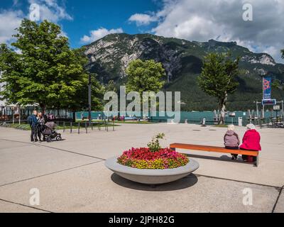 Il pittoresco Achensee si trova sulle montagne Karwendel del Tirolo austriaco, visto qui dal lungolago della località turistica di Pertisau Foto Stock