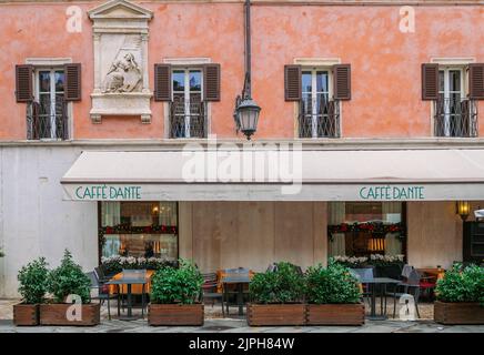 Ristorante caffe Dante in Piazza dei Signori (alle spalle della Loggia del Consiglio e del Palazzo degli Scaligeri), Verona città, Italia settentrionale - decembe Foto Stock