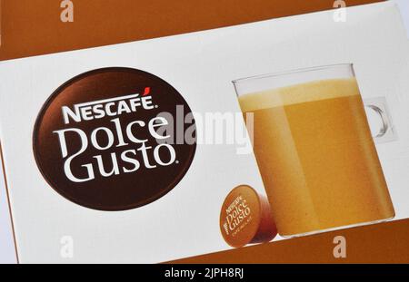 Primo piano della presentazione delle confezioni dei pod di caffè Nescafe Dolce gusto logo Foto Stock