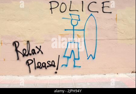 Corralejo, Fuerteventura, Spagna graffiti anti-polizia dipinti su un muro in una strada a Corralejo Foto Stock