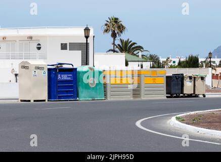 Corralejo, Fuerteventura, Spagna: Bidoni di riciclaggio sul lato della strada alla periferia della città Foto Stock