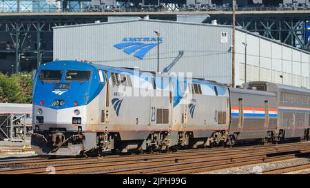 Seattle - 14 agosto 2022; treno passeggeri a lunga distanza della Amtrak Coast Starlight passando il deposito di manutenzione della società a Seattle Foto Stock