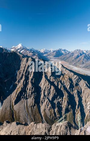 Vista alta dalla cima della gamma del Monte Cook verso la neve-capped Aoraki / Monte Cook su South Island in Nuova Zelanda. Mt. Il cuoco si chiamava A. Foto Stock