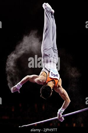 MUNCHEN - Jermain Gruenberg in azione durante le qualifiche maschili di ginnastica nell'ottava giornata del Campionato Multi-europeo. La città tedesca di Monaco ospiterà nel 2022 un campionato europeo combinato di vari sport. ANP IRIS VAN DEN BROEK Foto Stock